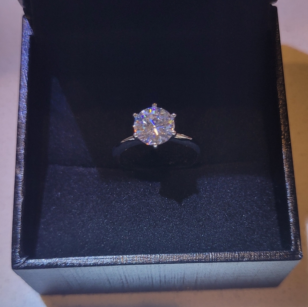 Diamond ring  2-carats silver band